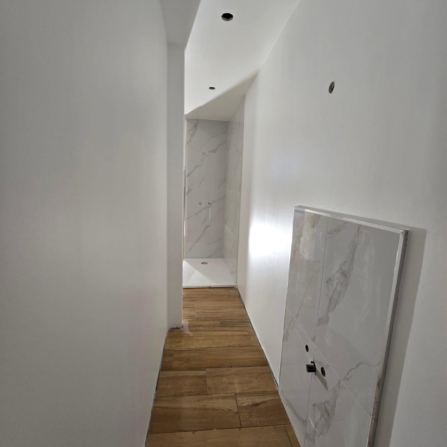 Remodelação interior — Corredor em mármore e madeira