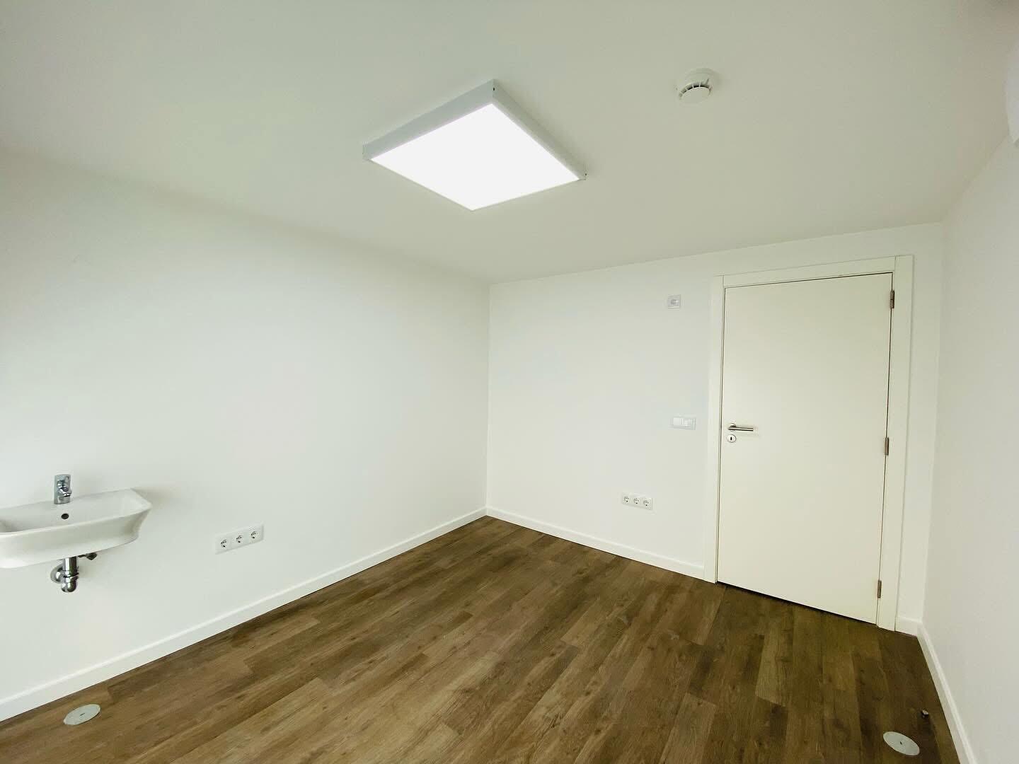 Acabamentos finais — Divisão com painel LED