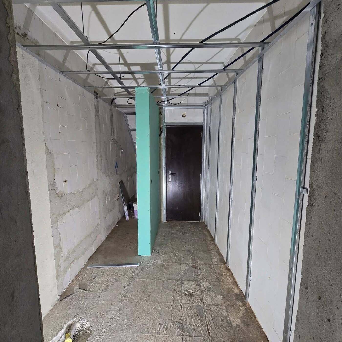 Obra em andamento — Estrutura e perfis metálicos