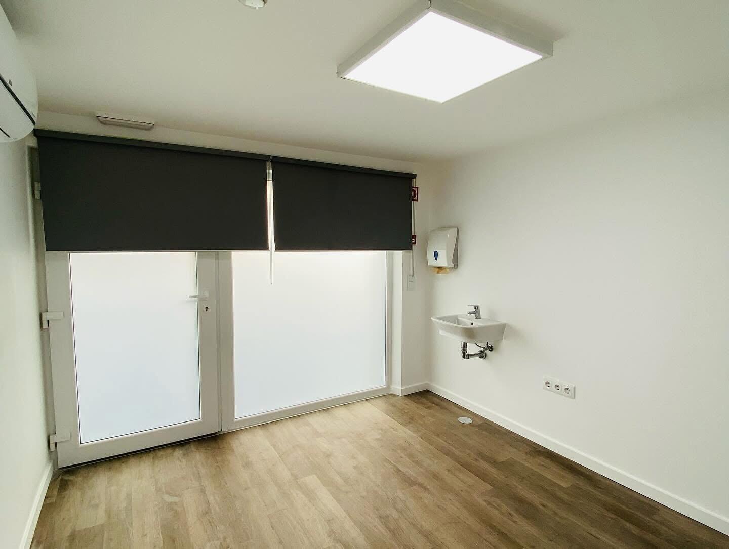Tetos falsos e iluminação — Sala com painel LED